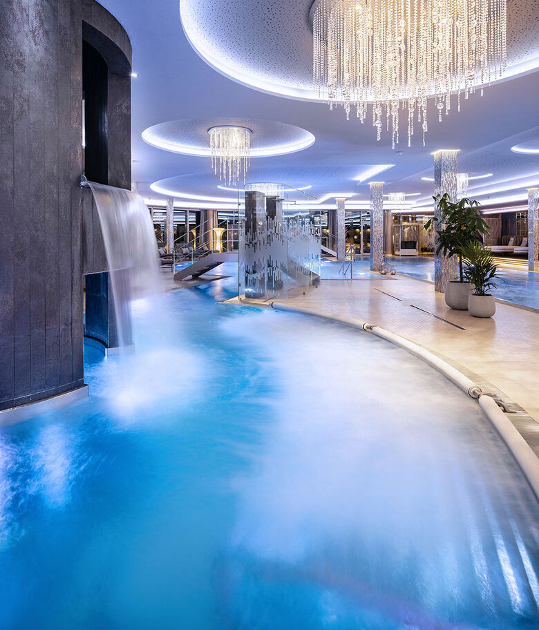 Innenpool mit Wasserfallturm, Wellnesshotel Jagdhof